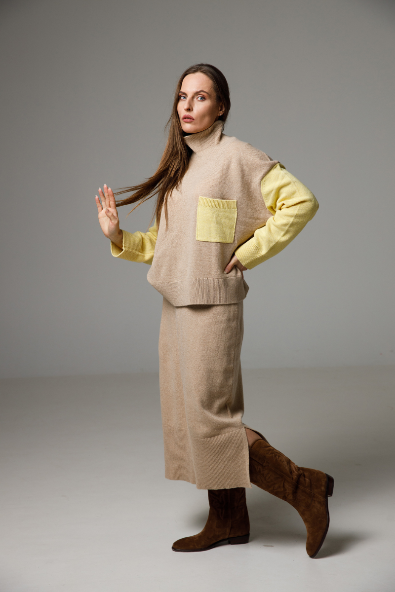 Smilšu bēšs/dzeltens — kašmira-merino vilnas džemperis ar akcentētām piedurknēm un kabatu