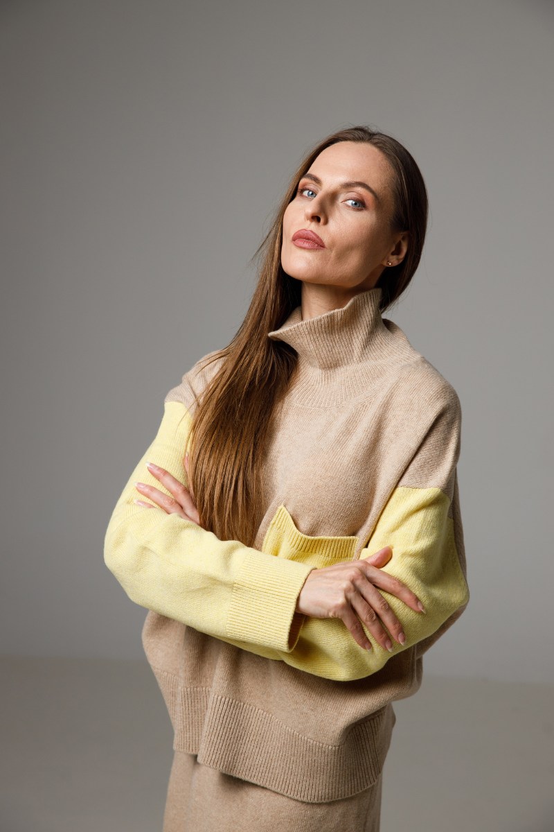 Smilšu bēšs/dzeltens — kašmira-merino vilnas džemperis ar akcentētām piedurknēm un kabatu