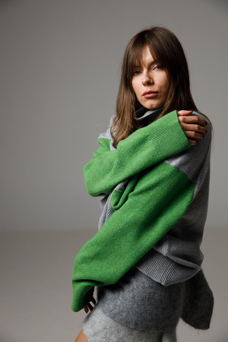 Pelēka melanža/Kelly zaļa melanža kašmira-merino vilnas džemperis ar akcentētām piedurknēm un kabatu