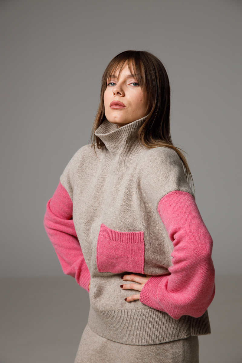 Smilšu bēšs/fuksija — kašmira-merino vilnas džemperis ar akcentētām piedurknēm un kabatu