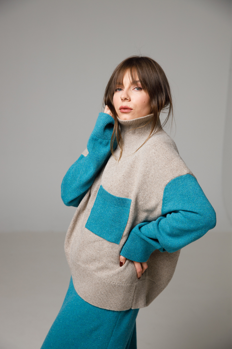 Grey melange/Turquoise melange - Turtle neck cashmere-merino wool sweater with accented sleeves & pocket