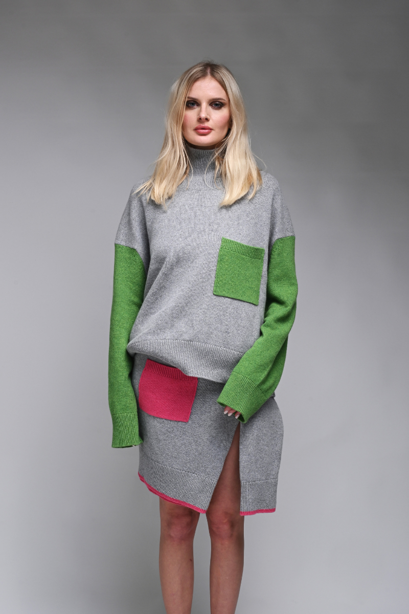 Pelēka melanža/Kelly zaļa melanža kašmira-merino vilnas džemperis ar akcentētām piedurknēm un kabatu
